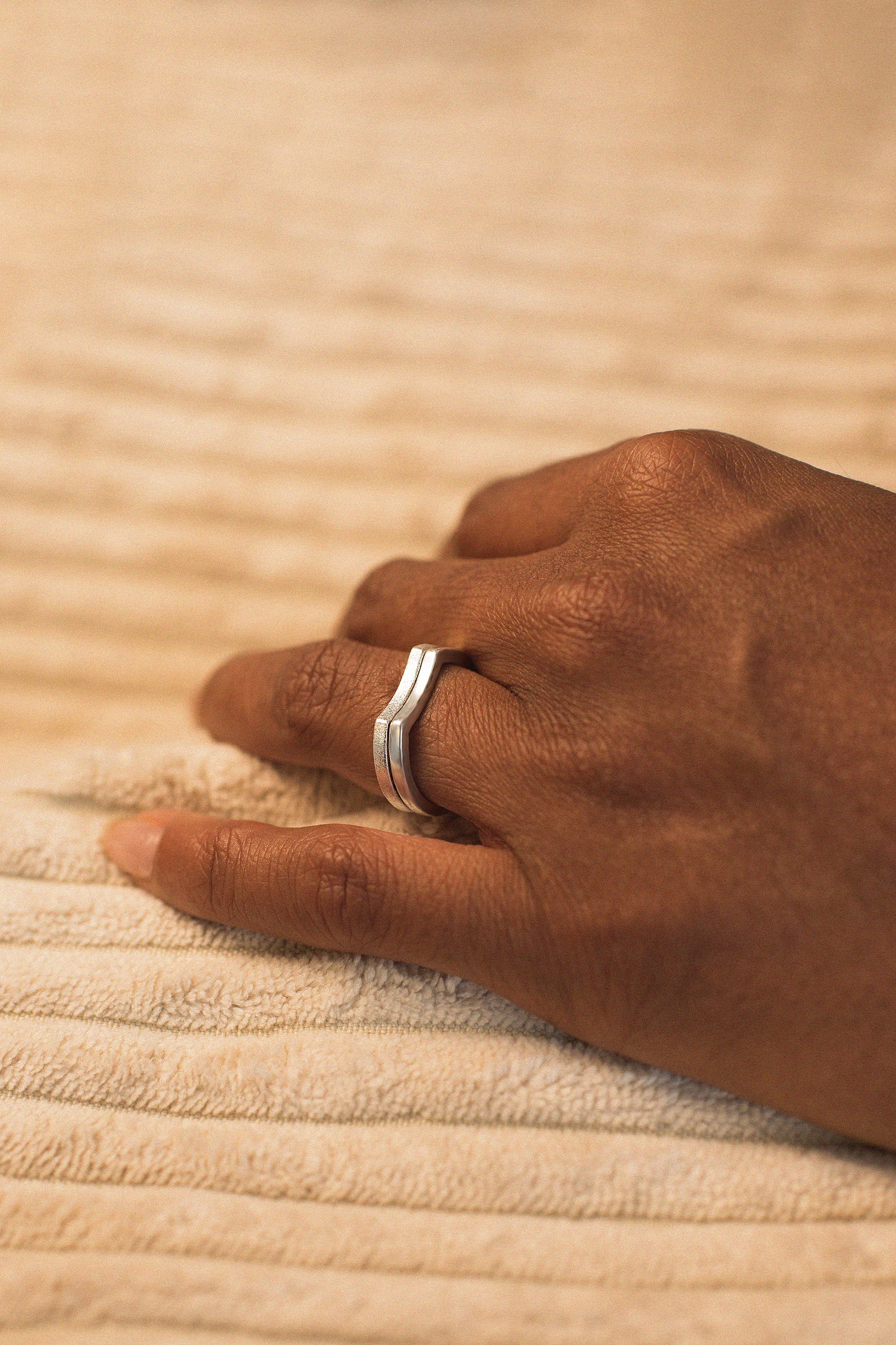 Minimalistischer Kleiner Finger Ring In Weißgold